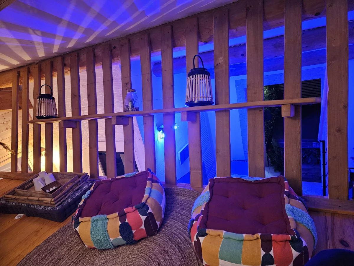 Des poufs pour se prélasser dans le spa et l'espace détente d'Auriol