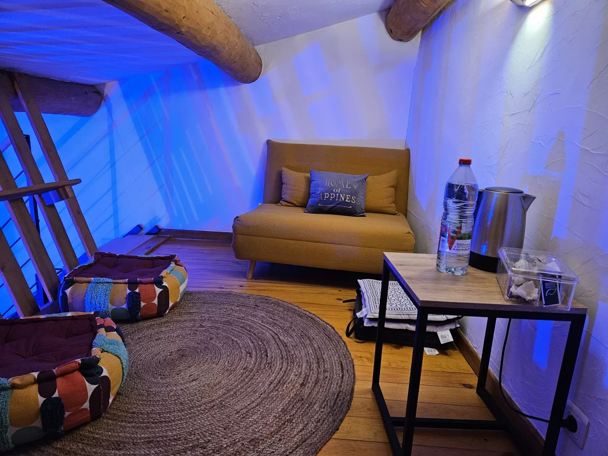 Des poufs, la table et le petit canapé pour se prélasser dans le spa et l'espace détente d'Auriole.